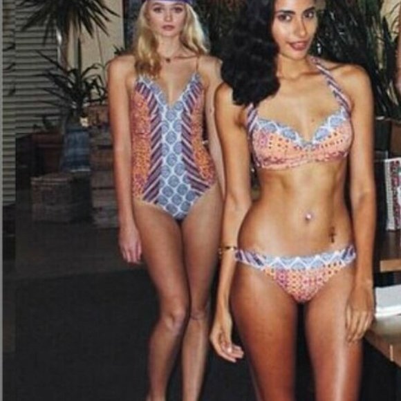 TIGERLILY Hayati Kim Halter Bikini Top NWT RRP$100 - Picture 6 of 9